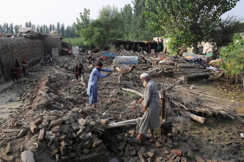 Flood victims clear the rubble of their damaged house, following rains and floods during the monsoon season in Nowshera, Pakistan September 4, 2022.