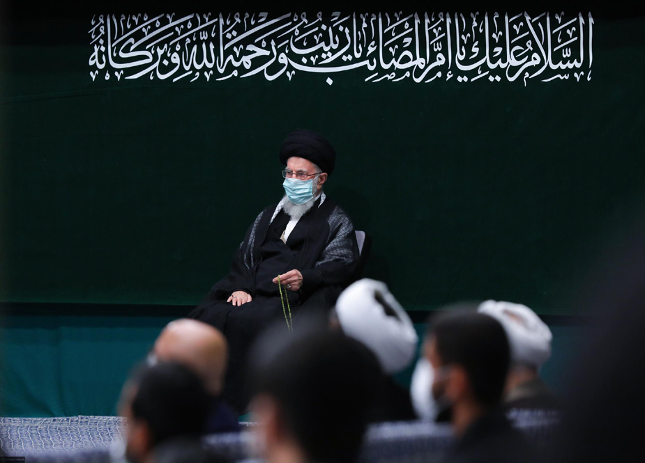 اربعین حسینی کے موقع پر تہران میں آیت اللہ العظمیٰ خامنہ ای کے ہمراہ طلبا کی عزاداری