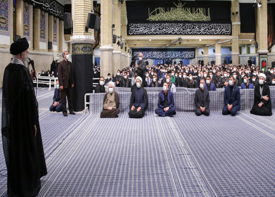 اربعین حسینی کے موقع پر تہران میں آیت اللہ العظمیٰ خامنہ ای کے ہمراہ طلبا کی عزاداری