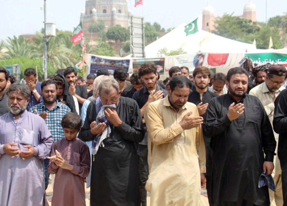 ملتان، چہلم سید الشہداء کے موقع پر گھنٹہ گھر چوک پر زیارت اربعین اور نماز ظہرین ادا کی جارہی ہے