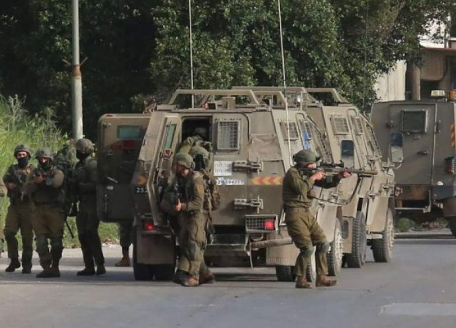 الاحتلال يعتدي على منازل الفلسطينيين في الخليل وينصب حواجز عسكرية