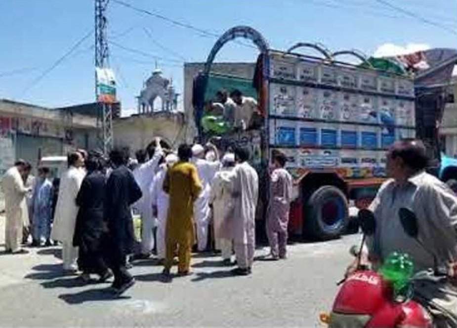 پشاور، سرکاری آٹا کی تقسیم کے دوران غریب شہری ٹرک کے نیچے آگیا