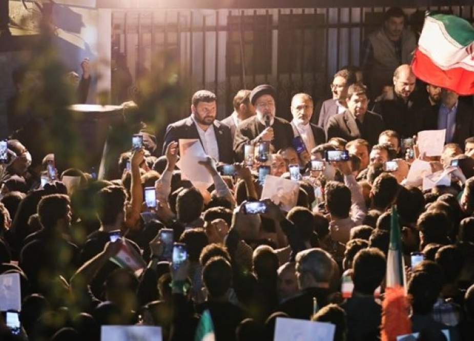 الرئيس الايراني يحظى باستقبال شعبي بعد عودته من نيويورك