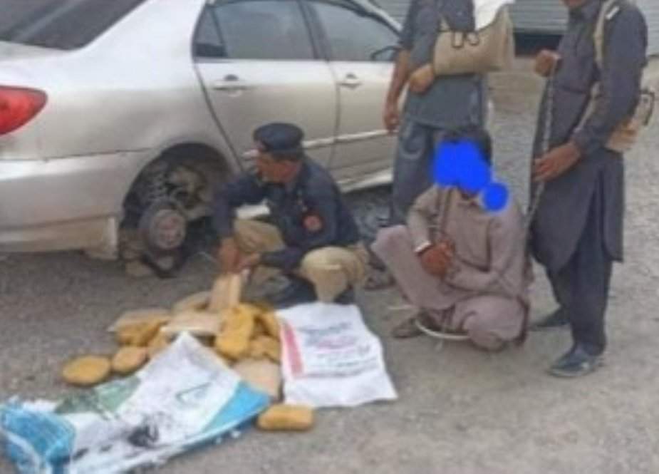 ڈیرہ اسماعیل خان، پولیس نے گاڑی سے 78 کلو گرام سے زائد چرس برآمد کرلی