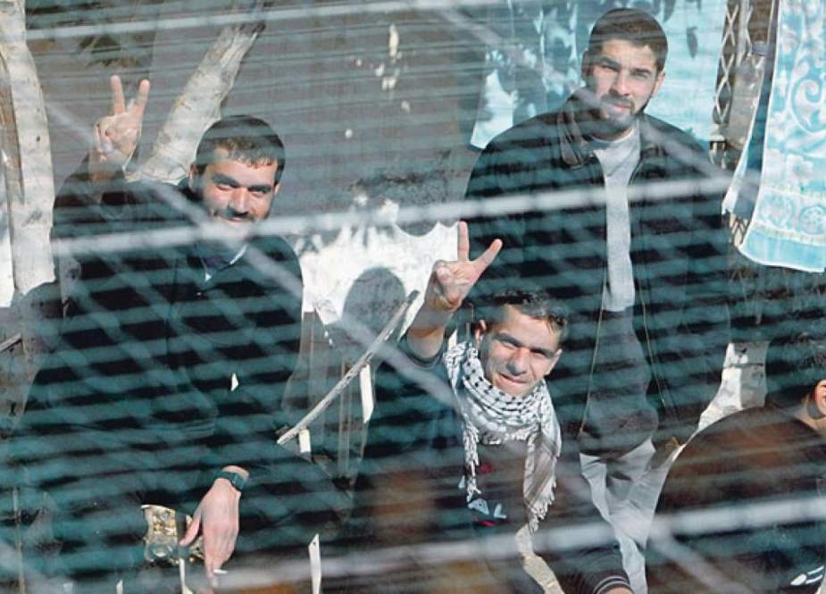 الأسرى الفلسطينيون.. يحاربون الاحتلال داخل سجونِهِم