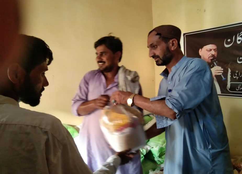 سندھ کے شہر گھوٹکی میں جعفریہ الائنس کے تحت سیلاب متاثرین میں راشن کی تقسیم