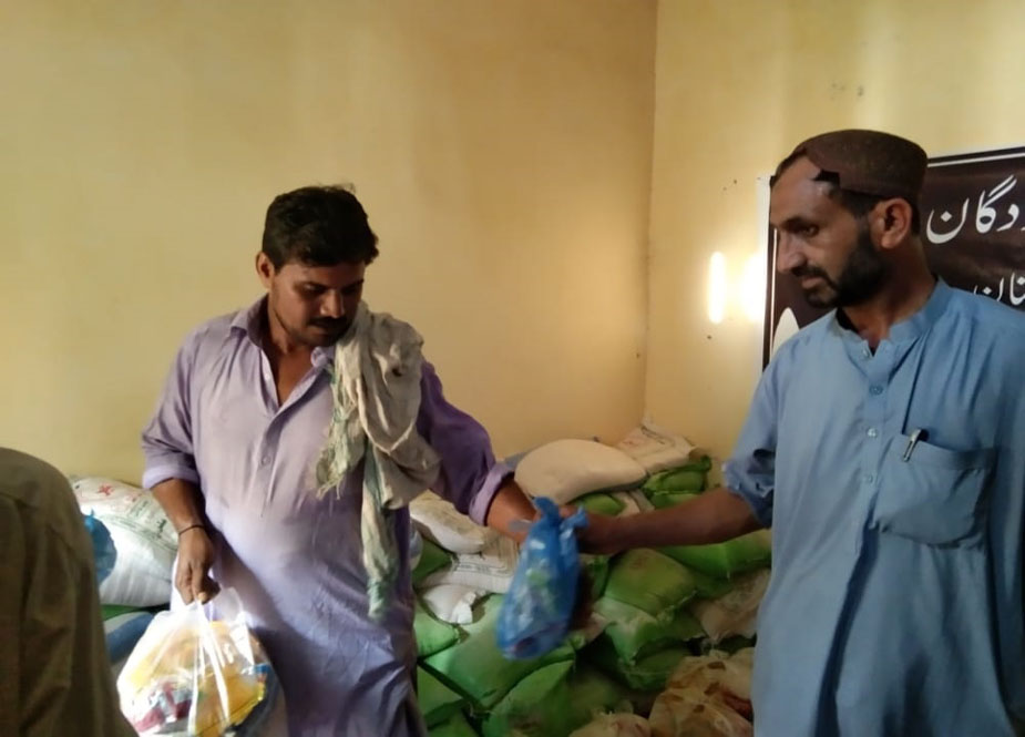 سندھ کے شہر گھوٹکی میں جعفریہ الائنس کے تحت سیلاب متاثرین میں راشن کی تقسیم