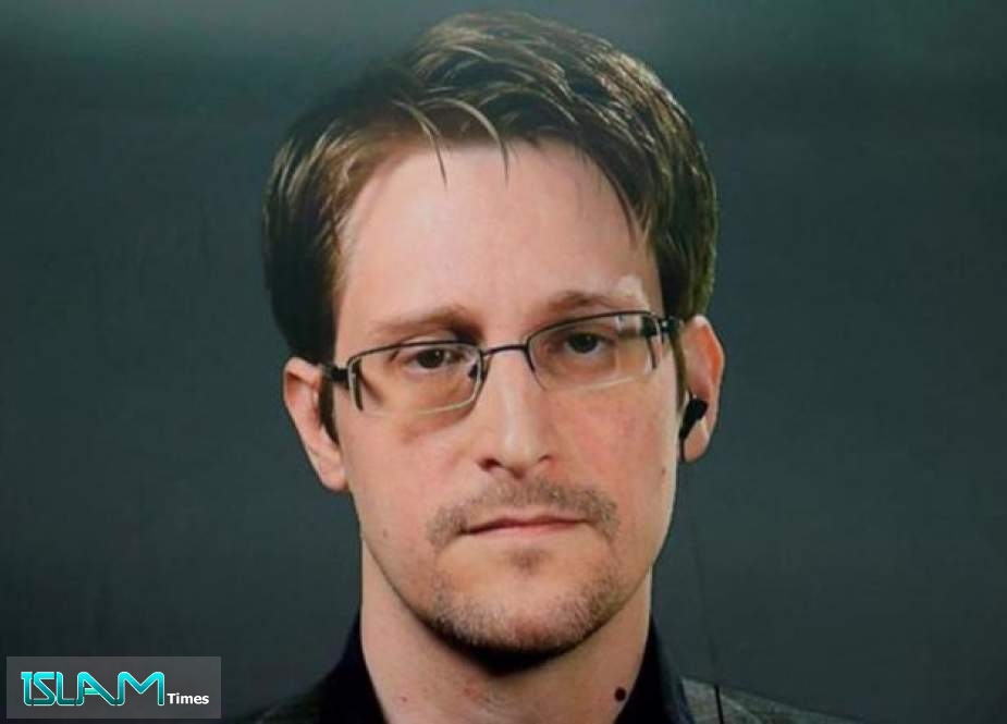 Putin Grants Citizenship to Edward Snowden, Who Exposed US Surveillance