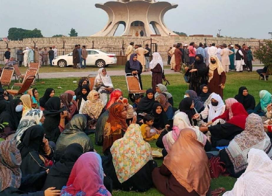 لاہور، منہاج القران کے زیراہتمام مینار پاکستان کے سبزہ زار میں ضیافت میلاد