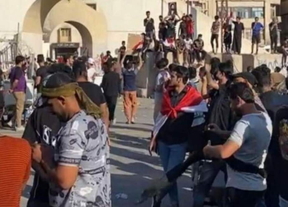 وسط اجراءات امنية غير مسبوقة..توافد المتظاهرين العراقيين باتجاه ساحة التحرير