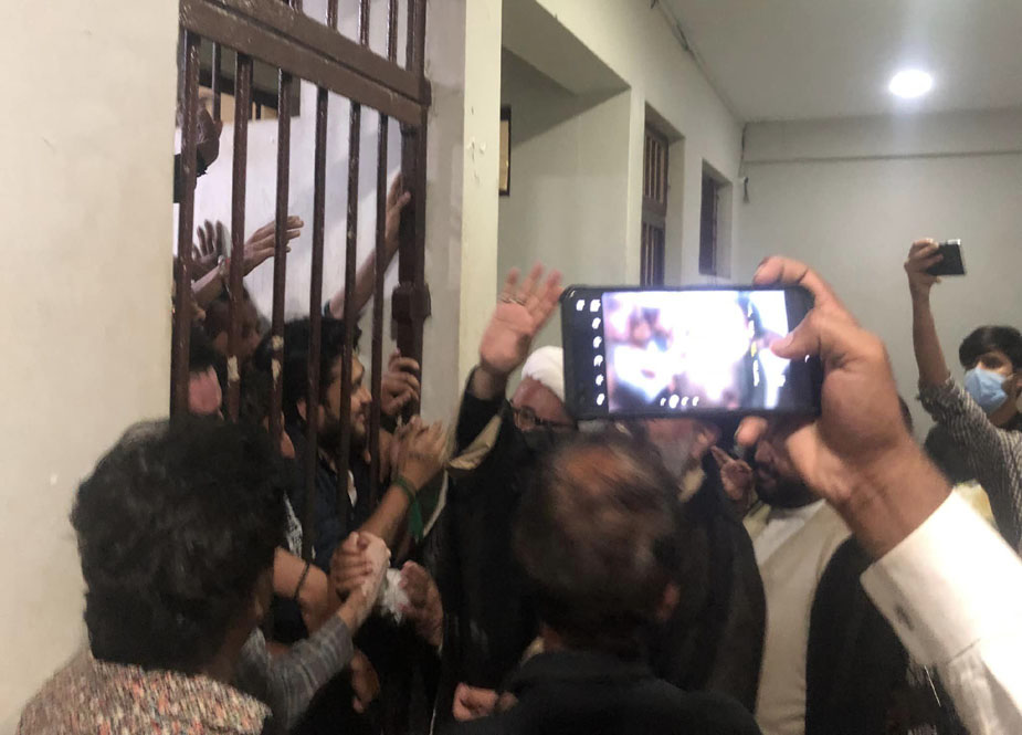 علامہ احمد اقبال رضوی کی امام زادہ عبد اللہ شاہ غازی کے مزار پر عزاداری کے جرم میں گرفتار عزاداروں سے ملاقات