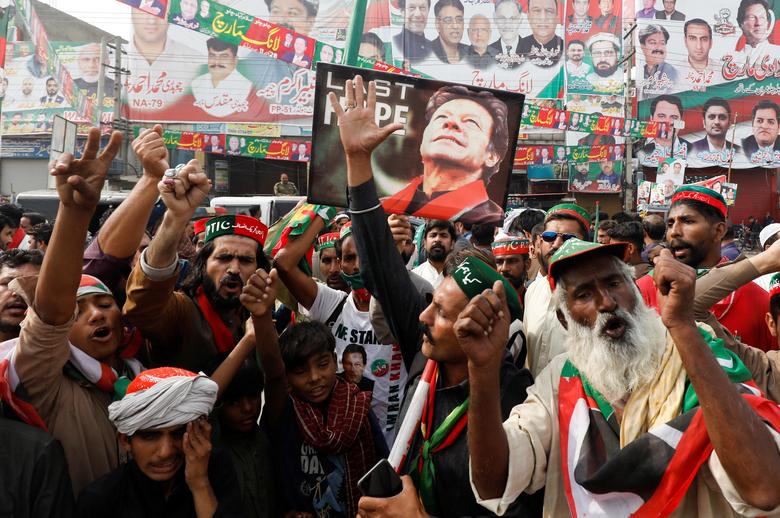 People chant slogans as they condemn the shooting incident on a long march held by Pakistan's former Prime Minister Imran Khan, in Wazirabad, Pakistan November 4, 2022.