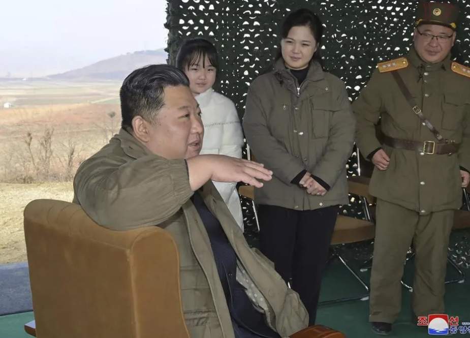 Kim Korea Utara Memperkenalkan Putrinya di Situs Peluncuran Rudal
