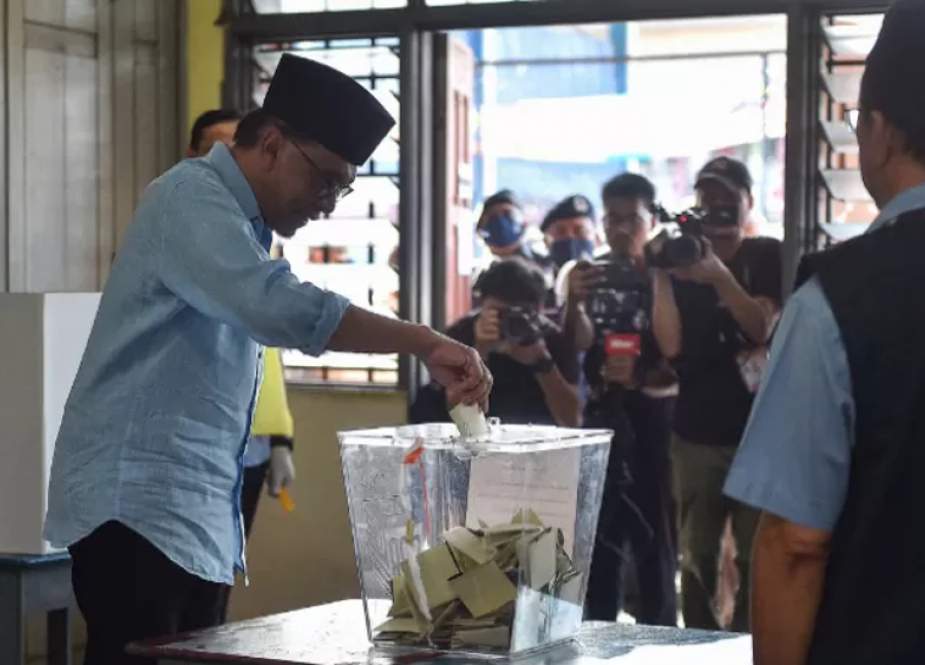 Warga Malaysia Memberikan Suara dalam Pemilihan yang Diperebutkan oleh Anwar Ibrahim dan Mahathir
