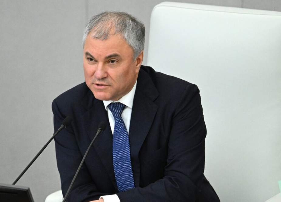 رئيس مجلس الدوما الروسي: يجب محاكمة زيلينسكي