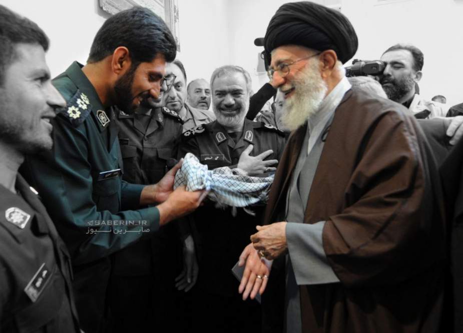 الشهيد العقيد داود جعفري مع قائد الثورة الإسلامية (صورة)