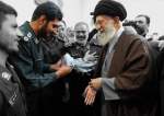 الشهيد العقيد داود جعفري مع قائد الثورة الإسلامية (صورة)