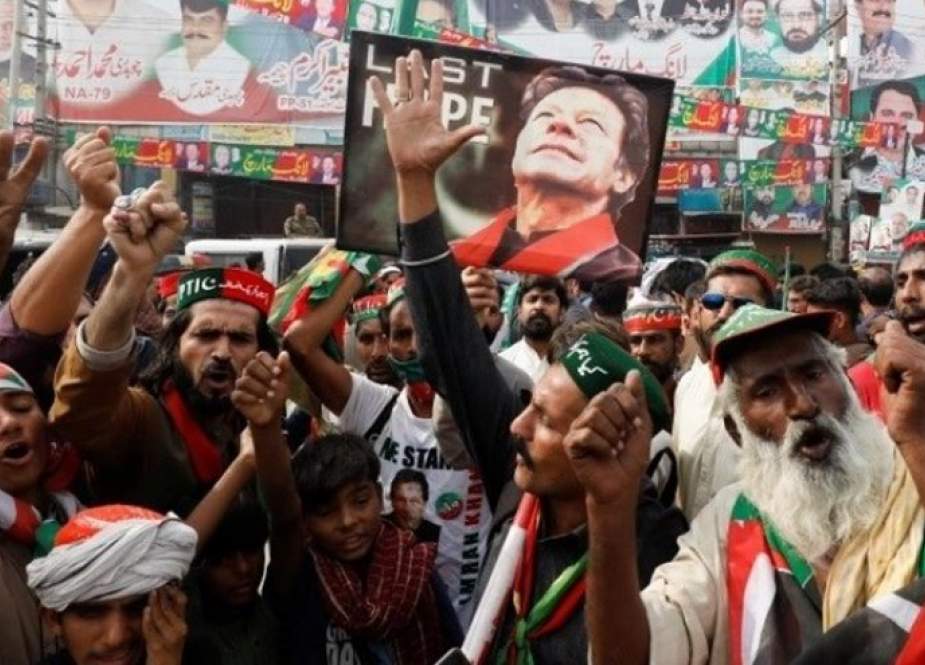الباكستانيون يلبون دعوة عمران خان
