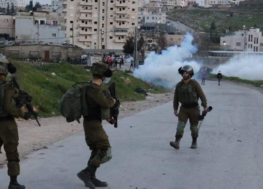 اندلاع مواجهات عنيفة بين شبان فلسطينيين وقوات الاحتلال في نابلس