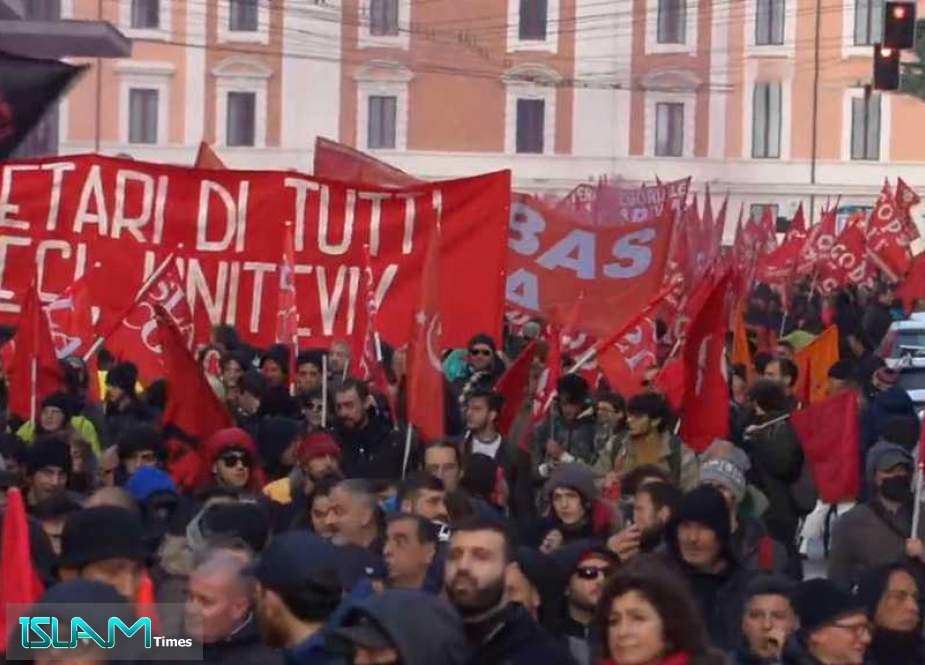 Thousands Rally in Rome Against Arming Ukraine