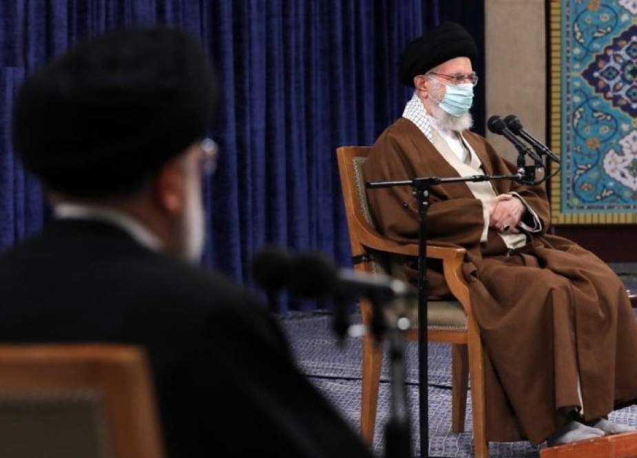 قائد الثورة الاسلامية يؤكد ضرورة السعي لمعالجة حالات الضعف الثقافي