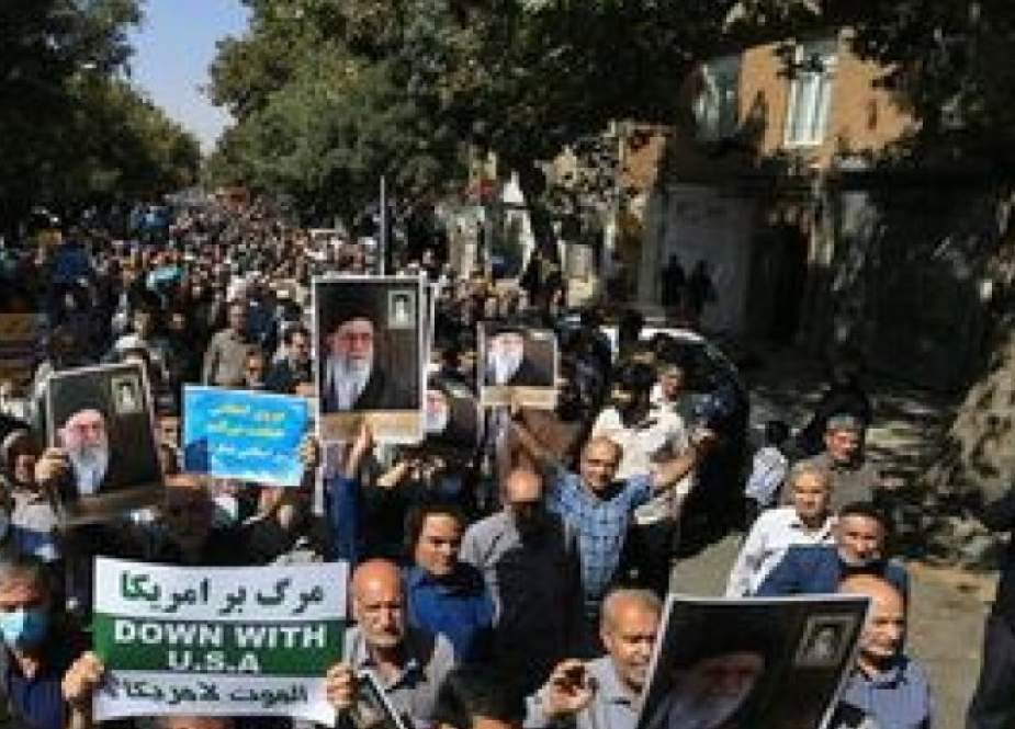 أهالي طهران يتظاهرون احتجاجا على إنتهاك حرمة القرآن الكريم