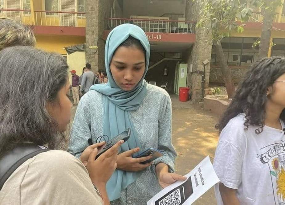 طلبہ کو بی بی سی کی دستاویزی فلم کا کیو آر کوڈ فراہم کیا گیا
