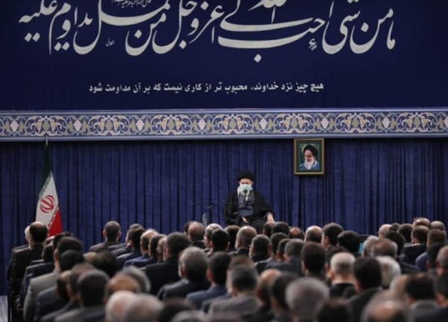 قائد الثورة: علينا زيادة النمو الاقتصادي لحل مشاكل البلاد