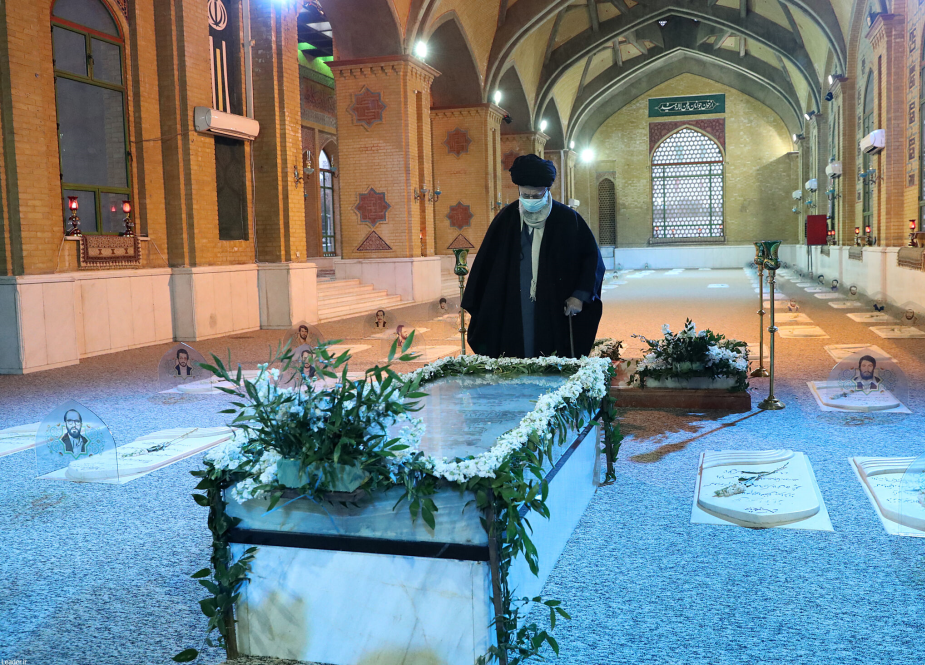 رہبر معظم انقلاب گلزار شہداء میں