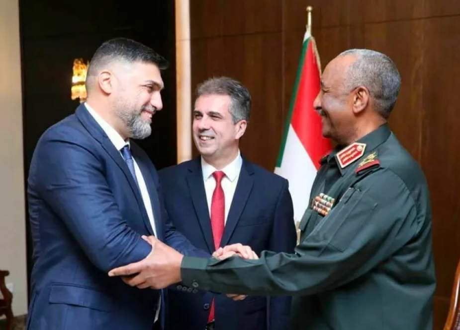 “Konferensi Populer” Sudan Menghadapi Upaya Baru TMC untuk Menormalisasi Hubungan dengan ‘Israel’, Menegaskan Kembali Dukungan untuk Masalah Palestina IslamTimes - Konferensi Kongres Populer Arab dan Islam mengeluarkan pernyataan terkait pernyataan baru-baru ini tentang normalisasi hubungan dengan entitas Zionis.  Pernyataan tersebut menanggapi beberapa pejabat Dewan Militer Transisi (TMC) yang telah menyuarakan kesiapan untuk memulihkan hubungan dengan entitas Zionis, menekankan bahwa upaya semacam itu, yang menempa keinginan Sudan, selalu gagal.  Pernyataan tersebut menekankan bahwa pemerintah sementara tidak memiliki hak konstitusional untuk mengambil keputusan strategis semacam itu, menambahkan bahwa satu-satunya misi TMC adalah mengamankan transisi menuju sistem pemerintahan demokratis berdasarkan pemilihan umum.  Konferensi Rakyat juga meminta semua pihak Sudan untuk terlibat dalam menghadapi upaya TMC untuk mencegah transisi demokrasi di Sudan dan melanggengkan pemerintahannya dengan mendapatkan dukungan dari 