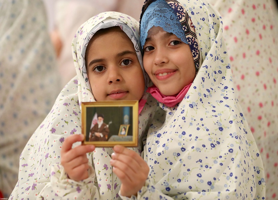تہران، رہبر انقلاب اسلامی آیت اللہ سید علی خامنہ ای کی یوم پدر پر بچوں سے ملاقات