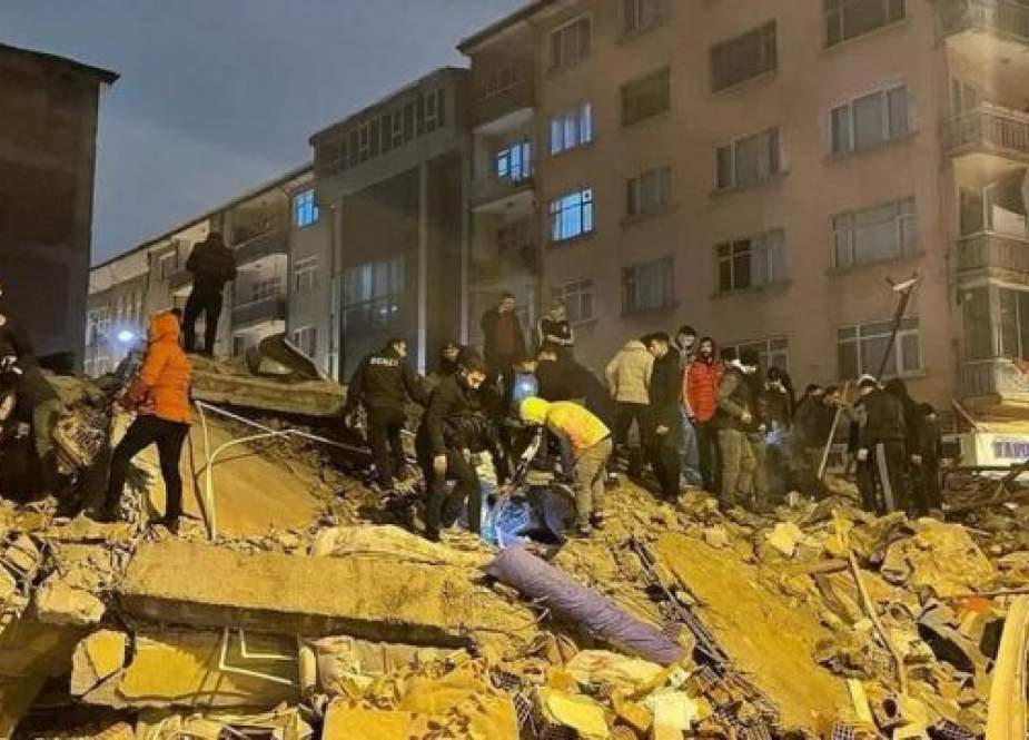مقتل أكثر من 15 شخصا جراء الزلزال في تركيا