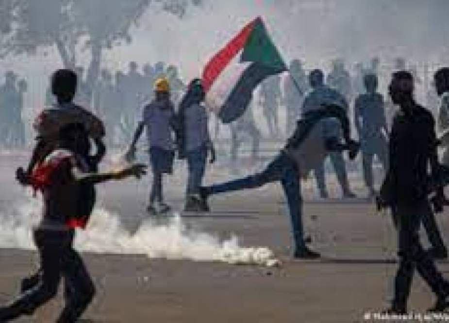 آلاف السودانيين يتظاهرون في أم درمان لمطالبة العسكر بتسليم السلطة للمدنيين