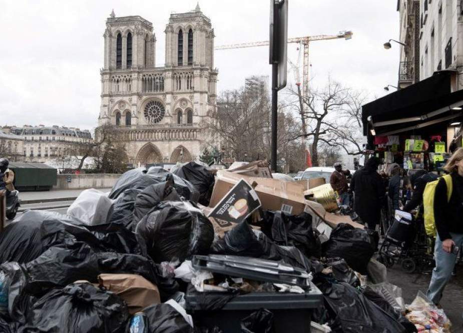 Sampah Menumpuk di Jalan-Jalan Paris Saat Pertempuran Pensiun Prancis masih Berlangsung
