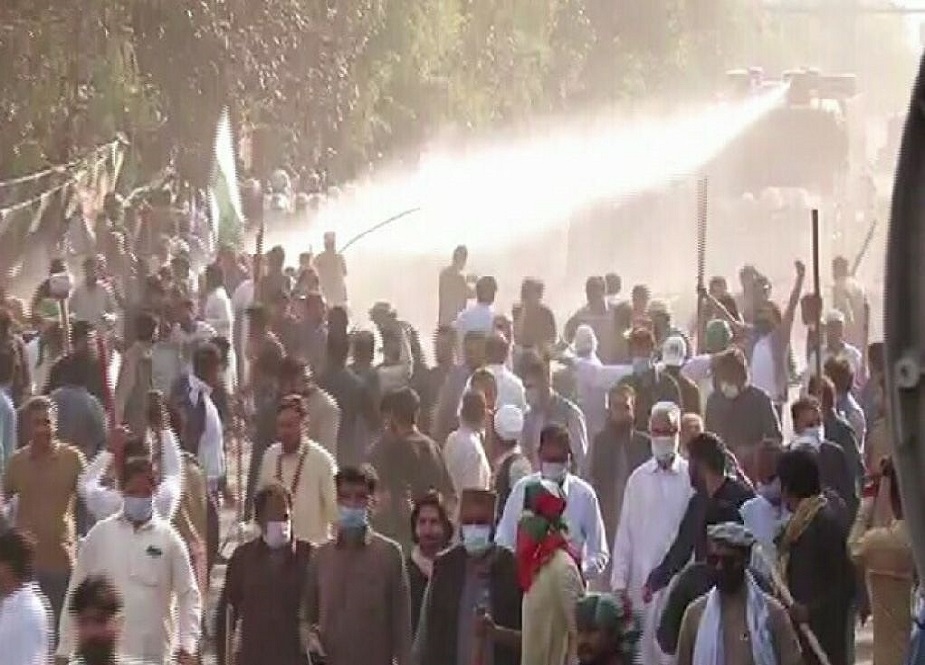 لاہور، زمان پارک میں پولیس اور پی ٹی آئی کارکنوں کے درمیان تصادم کے مناظر