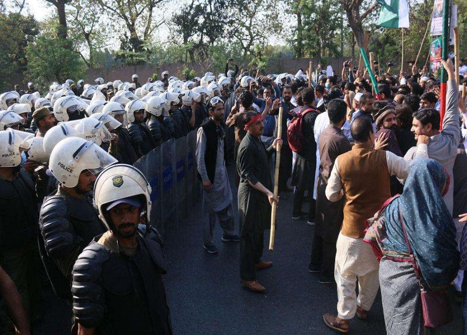 لاہور، زمان پارک میں پولیس اور پی ٹی آئی کارکنوں کے درمیان تصادم کے مناظر