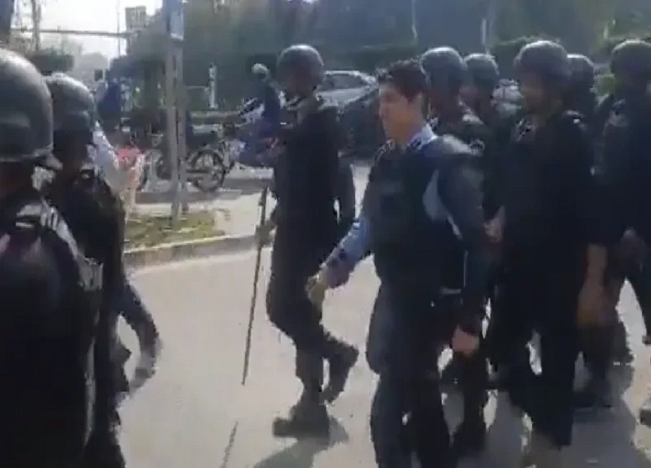 لاہور، زمان پارک میں پولیس اور پی ٹی آئی کارکنوں کے درمیان تصادم کے مناظر