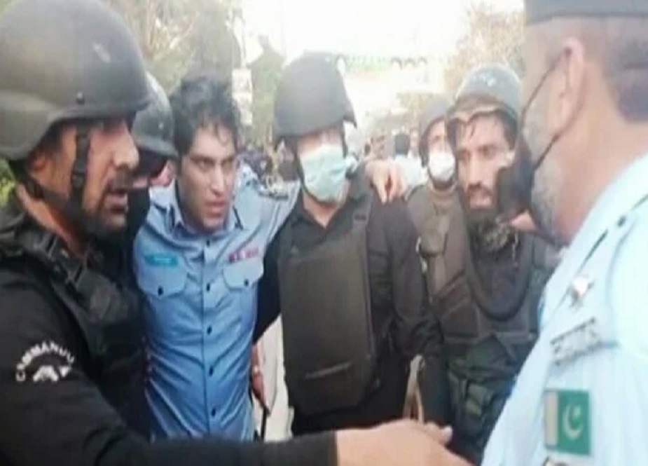 لاہور، زمان پارک میں پولیس اور پی ٹی آئی کارکنوں کے درمیان تصادم کے مناظر