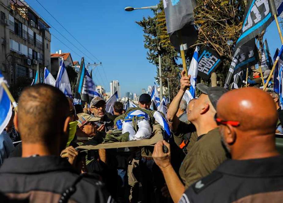Pengunjuk Rasa ‘Israel’ Memblokir Jalan sebagai Proposal Netanyahu Terus Bergulir