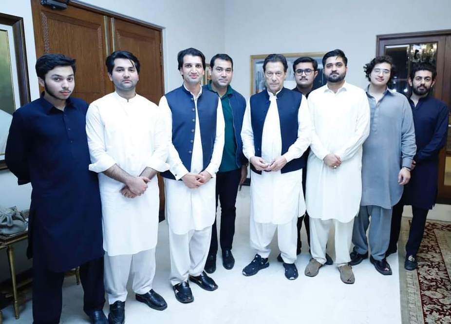 وزیرعظم آزادکشمیر کی وفد کے ہمراہ عمران خان سے ملاقات