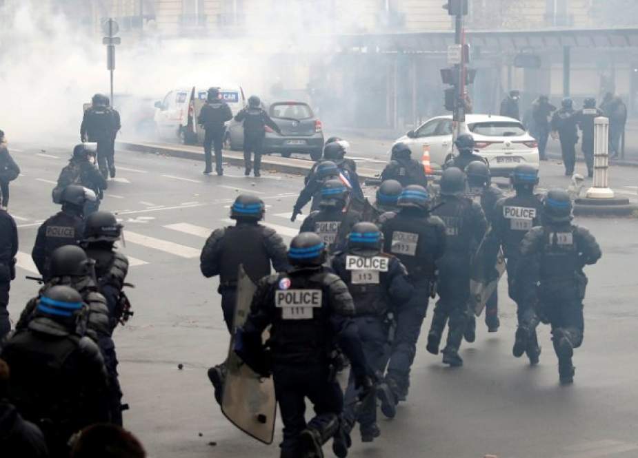 الشرطة الفرنسية تعتقل العشرات في مظاهرات ضد قانون التقاعد