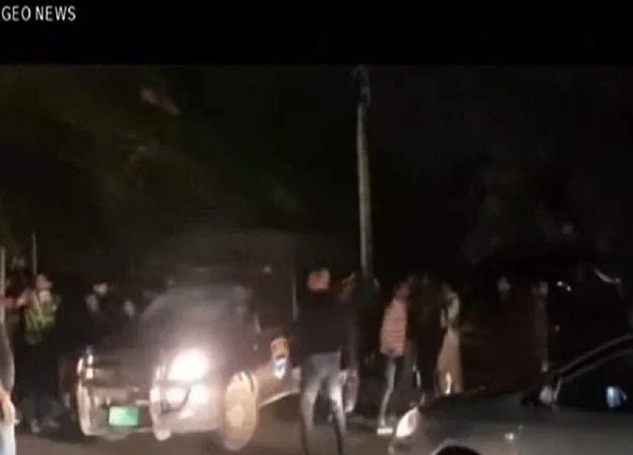 لاہور، زمان پارک میں پی ٹی آئی کے کارکنوں کا پولیس وین پر حملہ، اہلکار بھاگ گئے