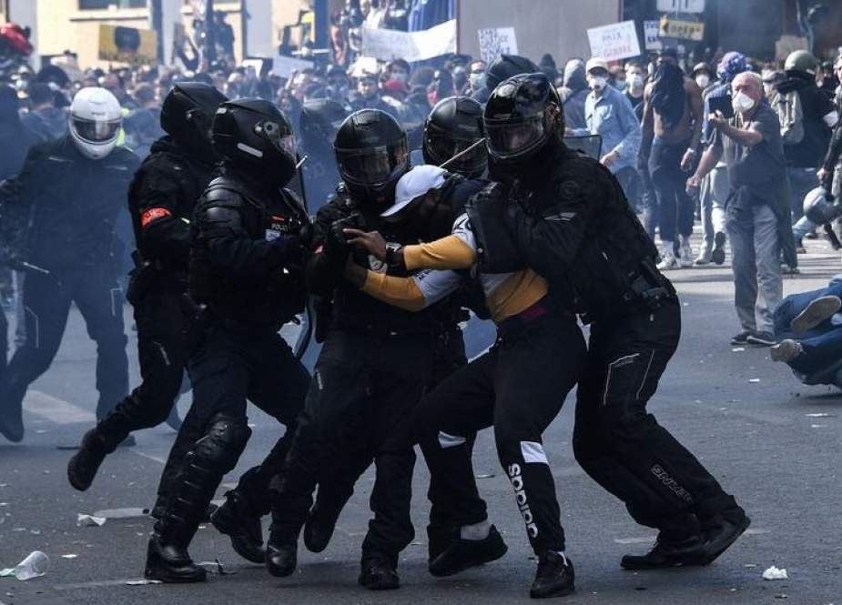 الديمقراطية الغربية وتعاملها مع القمع في فرنسا... سقط القناع وكُشِف المستور