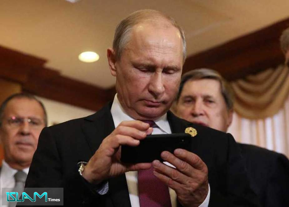 Putin’s Staff to Ditch iPhones over Cybersecurity Concerns