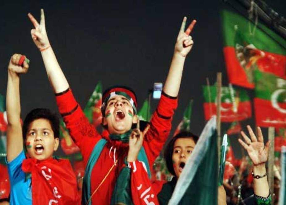 پی ٹی آئی نے مینار پاکستان گراؤنڈ میں سیاسی میدان سجا لیا، کارکنوں کی آمد جاری