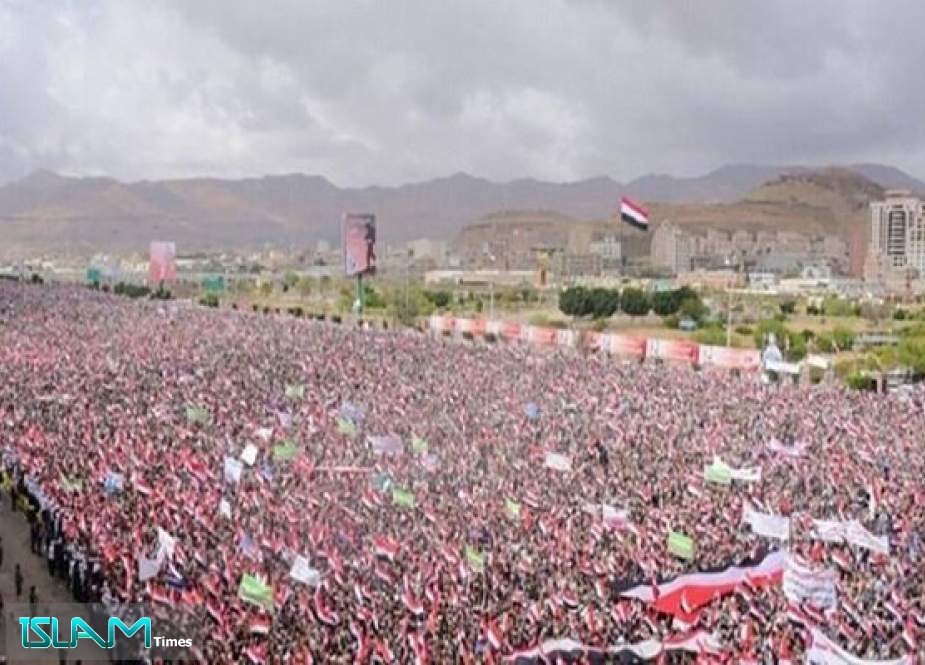 Yemenis Hold Massive Rallies to Mark 8th Year of War