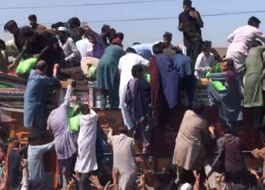 پشاور میں مفت آٹے کے ٹرک پر عوام نے دھاوا بول دیا