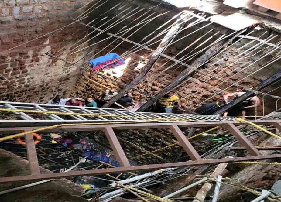 بھارت میں مندر کا فرش ٹوٹنے سے درجنوں پجاری کنویں میں گر گئے، 35 ہلاک
