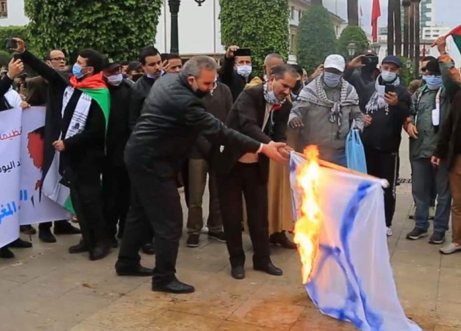 نشطاء مغاربة يحرقون علم الإحتلال الإسرائيلي تضامنا مع الفلسطينيين