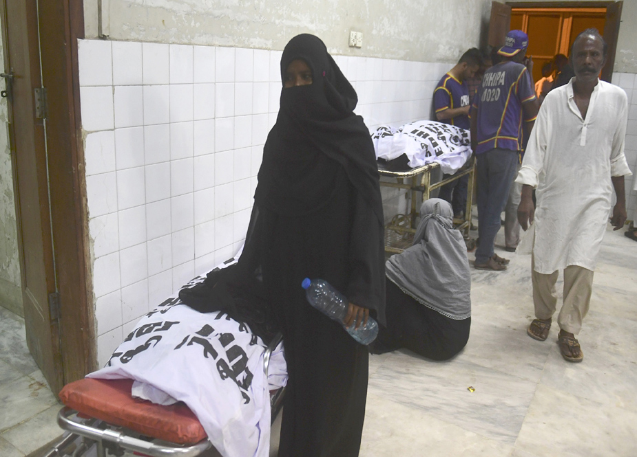 کراچی میں راشن کی تقسیم کے دوران بھگدڑ، 3 بچے اور 8 خواتین جاں بحق، متعدد زخمی